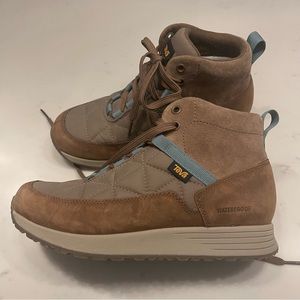 TEVA ReEMBER Commute boot size 7.5m. Waterproof worn twice